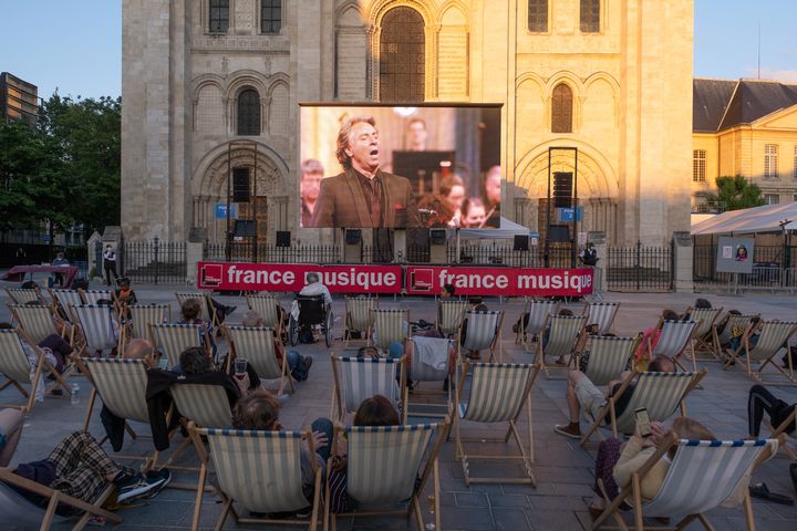 Un écran géant a été installé à l'extérieur de la Basilique dans le cadre du Festival de musique de Saint-Denis le 10 juin 2021 (CHRISTOPHE FILLIEULE - FESTIVAL DE SAINT-DENIS)