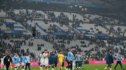 Les joueurs marseillais saluent leur public du stade Vélodrome après la lourde défaite contre le PSG dans le Classique (3-0), le 27 octobre 2024. (MIGUEL MEDINA / AFP)