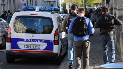 Des lyc&eacute;ens arrivent au lyc&eacute;e F&eacute;nelon-Notre Dame, le 14 avril 2014. (XAVIER LEOTY / AFP)