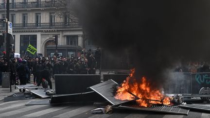 Lors de la manifestation contre la réforme des retraites, le 23 mars 2023 à Paris. (EMMANUEL DUNAND / AFP)