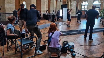 Le tournage d'une série TF1&nbsp; au palais Brongniart, à Paris. (MANON MELLA / FRANCEINFO)