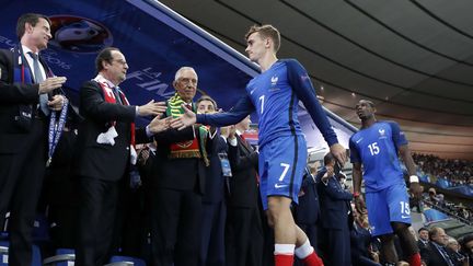 Antoine Griezmann serre la main de François Hollande, le 10 juillet 2016, en finale de l'Euro, au Stade de France (Seine-Saint-Denis). (KAMIL ZIHNIOGLU / AP / SIPA)