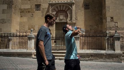 Des hommes se rafraîchissent à Cordoue (Espagne), le 13 août 2021. (JORGE GUERRERO / AFP)