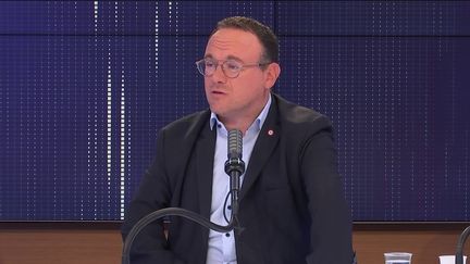 Damien Abad, président du groupe LR à l'Assemblée Nationale, invité du 8h30 franceinfo le 26 août 2021. (CAPTURE ECRAN / FRANCEINFO)