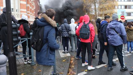 Des centaines d'élèves de lycées de Roubaix et Tourcoing rassemblés à&nbsp;Roubaix sur l'avenue Général de Gaulle. (FRANCOIS CORTADE / FRANCE-BLEU NORD)