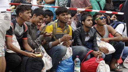 Des r&eacute;fugi&eacute;s attendent &agrave; la gare de Vienne (Autriche), le 5 septembre 2015. (DIETER NAGL / AFP)