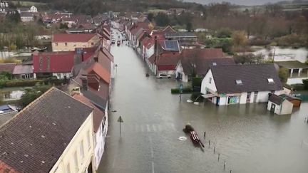 En France, un habitant sur quatre est aujourd'hui exposé aux inondations, selon un rapport du Sénat. Ce dernier préconise de renforcer les moyens de pompage et pointe du doigt le mauvais entretien des cours d'eau. (FRANCEINFO)