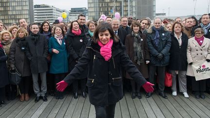 La candidate socialiste &agrave; la mairie de Paris,&nbsp;Anne Hidalgo pr&eacute;sente son &eacute;quipe de campagne &agrave; la biblioth&egrave;que Fran&ccedil;ois-Mitterrand, le 23 novembre 2013. (LCHAM / SIPA)