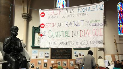 Depuis le 11 octobre, un prêtre jésuite et deux autres militants sont en grève de la faim dans l'église Saint-Pierre de Calais, pour dénoncer la situation "inacceptable" des migrants.&nbsp; (LUC CHEMLA / RADIO FRANCE)