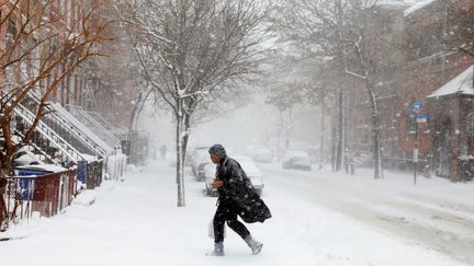 Un passant affronte la tempête de neige qui s'est abattue sur Brooklyn, le 9 février 2017, à New York (Etats-Unis).&nbsp; (LUCAS JACKSON / REUTERS)