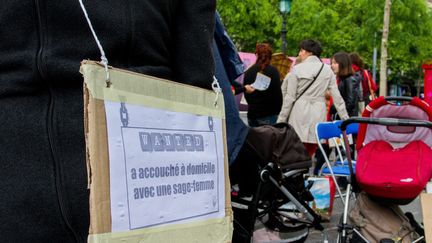 Un rassemblement du Comité&nbsp;de defense de l'accouchement&nbsp;à domicile à Paris en 2014. (BRUNO LEVESQUE / MAXPPP)