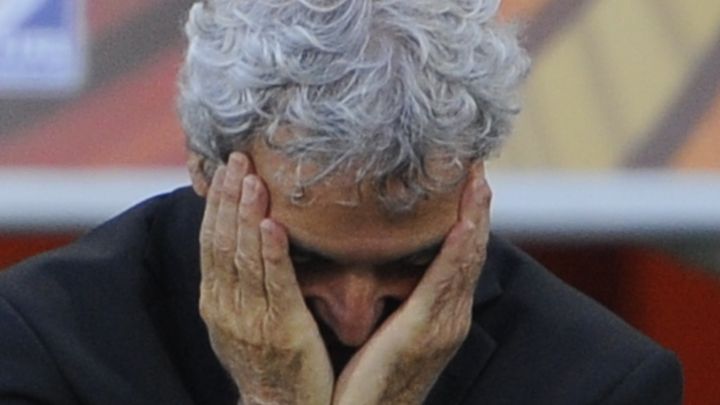 Raymond Domenech, alors&nbsp;s&eacute;lectionneur de l'&eacute;quipe de France, lors de la Coupe du monde de foot en Afrique du Sud, le 22 juin 2010.&nbsp; (GIANLUIGI GUERCIA / AFP)