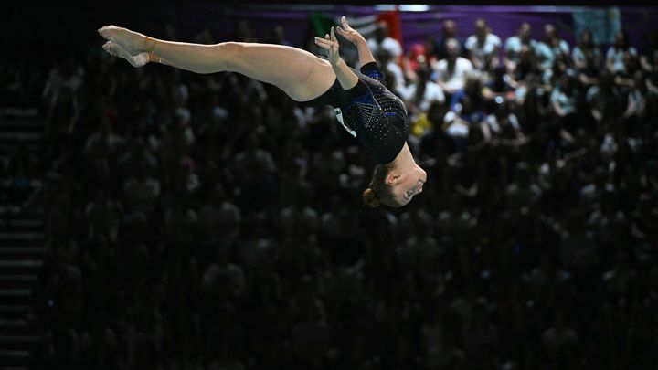 La Française Morgane Osyssek-Reimer, lors de son passage à la poutre en finale du concours général par équipes des championnats d'Europe de gymnastique artistique, à Rimini (Italie), le 5 mai 2024. (GABRIEL BOUYS / AFP)