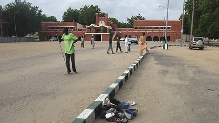 Des personnes se rassemblent devant une mosqu&eacute;e de Maiduguri, dans le nord-est du Nigeria, apr&egrave;s un attentat-suicide attribu&eacute; aux islamistes de Boko Haram, le 13 juillet 2012.&nbsp; (REUTERS)