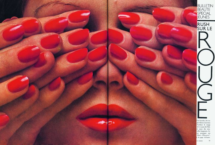 Exposition Vogue Paris 1920-2020&nbsp;au Palais Galliera : Guy Bourdin, Bulletin beauté spécial jeunes : Rush sur le rouge, maquillage Harriet Hubbard Ayer, Vogue Paris mai 1970 (The Guy Bourdin Estate 2021, Courtesy of Louise Alexander Gallery)