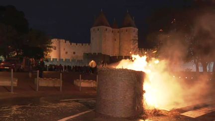 Carcassonne - les agriculteurs et viticulteurs audois manifestent devant le parvis de la Cité à la tombée de la nuit - 20 novembre 2024. (FTV)