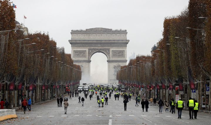 Des "gilets jaunes" commencent à investir dans le calme les Champs-Elysées, le 1er décembre 2018. (GEOFFROY VAN DER HASSELT / AFP)