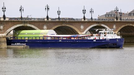 14 mai 2020. Barge pour le transport des éléments de l' Airbus A380 à Bordeaux sur la Garonne. (PHILIPPE ROY / AURIMAGES / AFP)