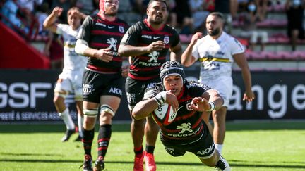 Cheslin Kolbe, l'ailier du Stade toulousain, à l'essai contre La Rochelle (FREDERIC SCHEIBER / AFP)