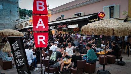 9 juin 2021. Dans le vieux Nice, la foule se presse sur les terrasses avant le couvre-feu. Après de longs mois de fermeture et de confinement Covid, les bars et les restaurants ouvrent a nouveau leur terrasses et leur salles, dans le respect des nouvelles jauges sanitaires, mais le respect des gestes barrières n'est pas toujours évident.&nbsp; (ARIE BOTBOL / HANS LUCAS / AFP)