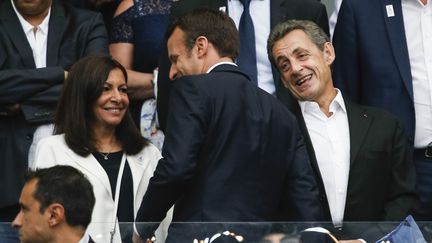 Nicolas Sarkozy au Stade de France, le 27 mai&nbsp;2017, aux côtés d'Anne Hidalgo. Au premier plan, Emmanuel Macron. (GEOFFROY VAN DER HASSELT / NURPHOTO / AFP)