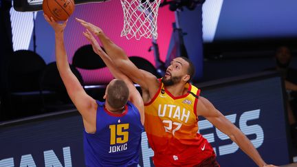 Rudy Gobert (Utah Jazz) en défense sur Nikola Jokic (Denver Nuggets) (KEVIN C. COX / GETTY IMAGES NORTH AMERICA)