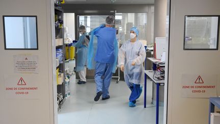 Des soignants dans les couloirs de l'Hôpital Nord de Marseille, le 2 février 2021. (NICOLAS TUCAT / AFP)