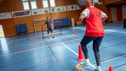 Un détenu du centre de Bapaume (Pas-de-Calais) participe à un atelier cécifoot, le 8 août 2024. (CELINE BREGAND / FRANCEINFO)