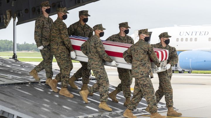 Le corps d'un militaire américain transféré à Dover, dans le Delaware (Etats-Unis), le 29 août 2021. Il avait été victime d'un attentat-suicide à l'extérieur de l'aéroport de Kaboul (Afghanistan) trois jours plus tôt. (GETTY IMAGES NORTH AMERICA / AFP)