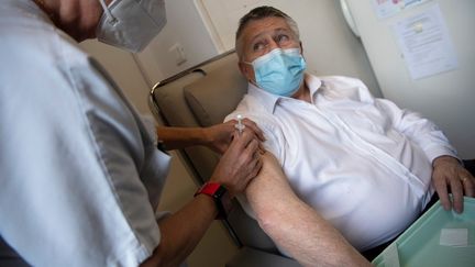 Le directeur général de l'Agence régionale de santé de Provence-Alpes-Côte d'Azur se fait vacciner, le 5 janvier 2021, à Marseille (Bouches-du-Rhône). (CHRISTOPHE SIMON / AFP)