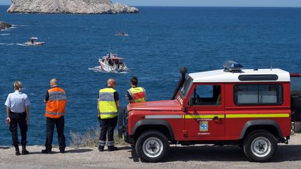 Les marins-pompiers, le 17 mai 2015, &agrave; la recherche de deux adolescents disparus apr&egrave;s s'&ecirc;tre jet&eacute;s &agrave; l'eau la veille, dans les calanques de Marseille (Bouches-du-Rh&ocirc;ne). (BORIS HORVAT / AFP)