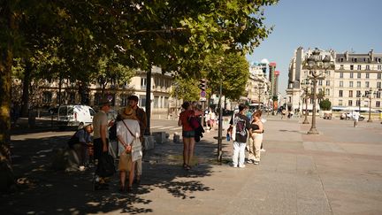 A Paris, des personnes se mettent à l'ombre pour mieux supporter la canicule, alors que la température a dépassé les 30°C, le 7 septembre 2023. (LAURE BOYER / HANS LUCAS / AFP)