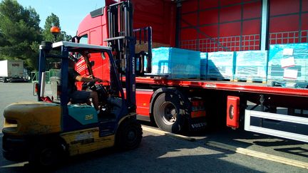 Un transporteur routier charge son camion avant de prendre la route vers l'Italie&nbsp; (Evan Lebastard / RADIO FRANCE)