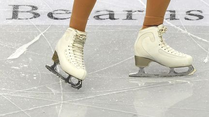 Les patins de la championne finlandaise de patinage artistique&nbsp;Emmi Peltonen en janvier 2019. (Photo d'illustration)&nbsp; (KIRILL KUDRYAVTSEV / AFP)