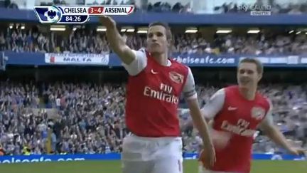 L'attaquant d'Arsenal Robin Van Persie, apr&egrave;s le cinqui&egrave;me but de son &eacute;quipe &agrave; Chelsea (Royaume-Uni), samedi 29 octobre 2011.&nbsp; (Capture d'&eacute;cran / YouTube)