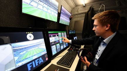 Un technicien examine le système d'arbitrage vidéo lors du match France-Espagne, au Stade de France (Seine-Saint-Denis), le 28 mars. (FRANCK FIFE / AFP)