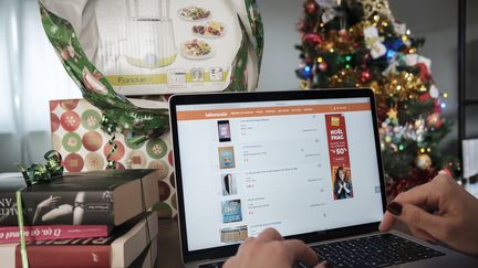 Des cadeaux de noël revendus sur internet. Photo d'illustration. (ARNAUD DUMONTIER / MAXPPP)