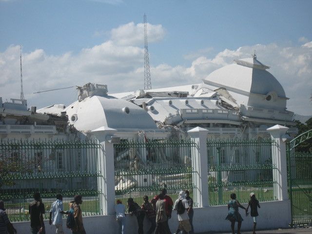 Dix ans après le séisme, le palais national effondré de Port-au-Prince n'a toujours pas été reconstruit (Photo Jacques Marie)