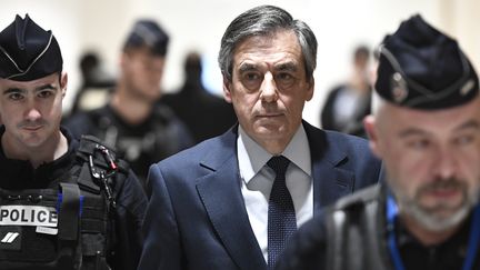 L'ancien Premier ministre François Fillon arrive au tribunal de Paris, jeudi 27 février 2020. (STEPHANE DE SAKUTIN / AFP)