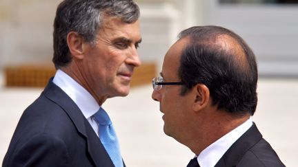 L'ancien ministre du Budget J&eacute;r&ocirc;me Cahuzac croise Fran&ccedil;ois Hollande &agrave; l'Elys&eacute;e, &agrave; Paris, le 4 juillet 2012. (MARION BERARD / AFP)