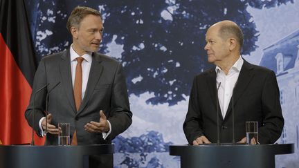 Le ministre des Finances allemand Christian Lindner (à gauche) et le chancelier allemand, Olaf Scholz, lors d'une conférence de presse à Meseberg (Allemagne), le 6 mars 2023. (ODD ANDERSEN / AFP)