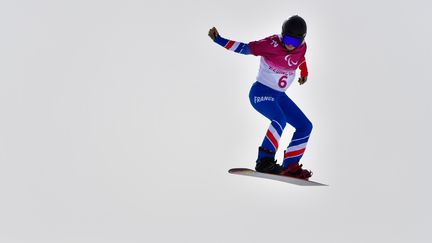 Cécile Hernandez lors des qualifications du cross des Jeux paralympiques de Pékin, le 6 mars 2022. (L.PERCIVAL)
