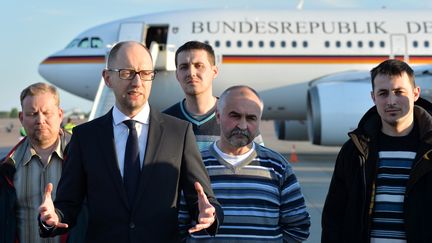 Le Premier ministre ukrainien,&nbsp;Arseni Iatseniouk, le 3 mai 2014 &agrave; l'a&eacute;roport de Kiev. (SERGEI SUPINSKY / AFP)