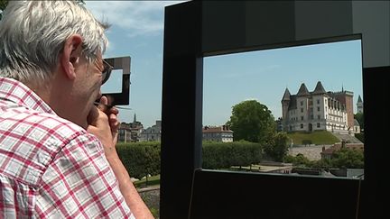 Enrique Carbó vérifie son installation face au château de Pau. (E. Gonzalez / France Télévisions)