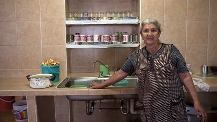 A chacune des pensionnaires est attribué un rôle défini, soit pour nettoyer la salle de bain ou encore faire la cuisine. Toutes individuellement doivent faire quelque chose pour les autres. Elles ont ainsi le sentiment de faire partie d’un groupe.  (Bénédicte Desrus )