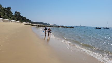 Les habitants ont pu retrouver la plage du Haut Pyla à la Teste-de-Buch (Gironde), le 21 juillet 2022. (THOMAS GIRAUDEAU / RADIO FRANCE)