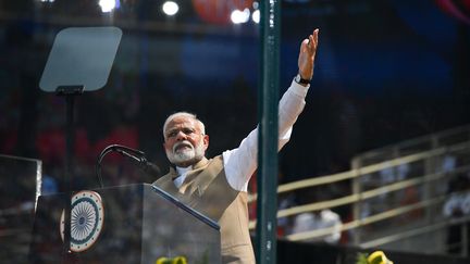 Le Premier ministre indien Narendra Modi accueillant le président américain Donald Trump à Ahmedabad le 24 février 2020 (MANDEL NGAN / AFP)