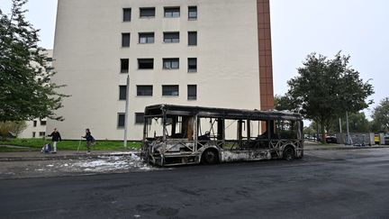 Un bus incendié à Rillieux-la-Pape (Rhône), le 2 novembre 2024. (FREDERIC CHAMBERT / MAXPPP)