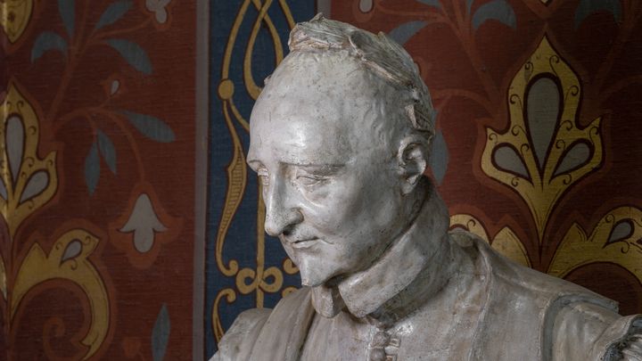 Le buste du poète Pierre de Ronsard dans la galerie de la Reine, au château de Blois. (MANUEL COHEN / AFP)