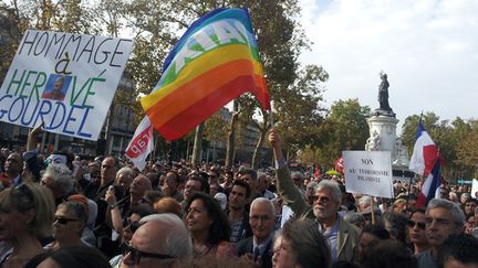 &nbsp; (Environ 2.000 personnes se sont rassemblées en hommage à Hervé Gourdel dimanche après-midi place de la République à Paris à l’appel d’associations, syndicats et partis de gauche © Radio France / Jérôme Jadot)